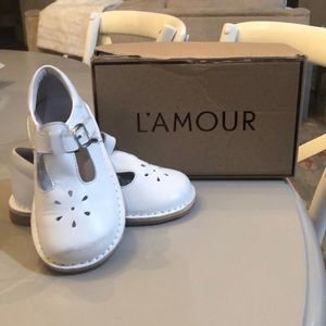 White, size 9, L’amour t-straps